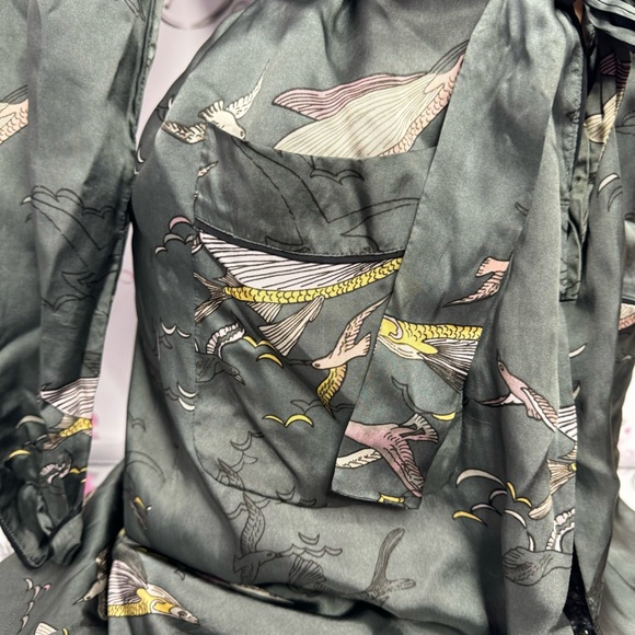 Aritzia pilier jacket fish 🐠 Japan Asia style koi fish shiny satiny silky feel - Picture 6 of 16